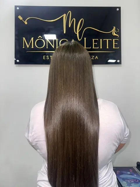 Cabelo alisado com brilho intenso e pontas saudáveis