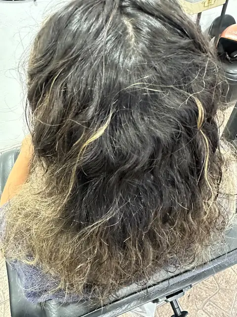 Cabelo com química acumulada antes do alisamento