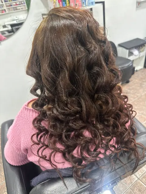 Cabelo com cachos modelados para festa