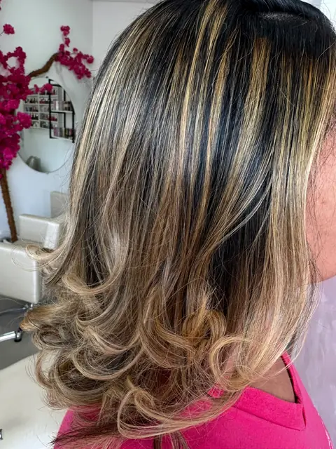Mechas iluminadas em cabelo castanho
