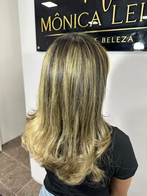 Mechas loiras com efeito iluminado