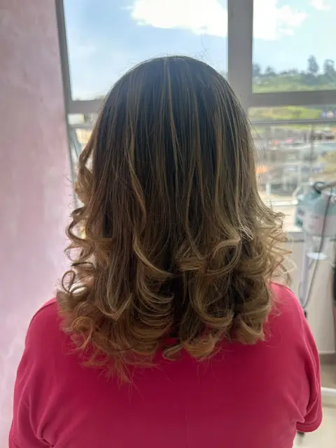 Morena iluminada com mechas suaves