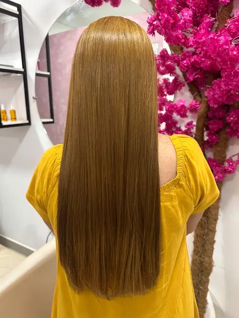 Cabelo acobreado liso após progressiva com coloração