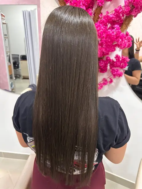 Cabelo longo liso e brilhante após progressiva